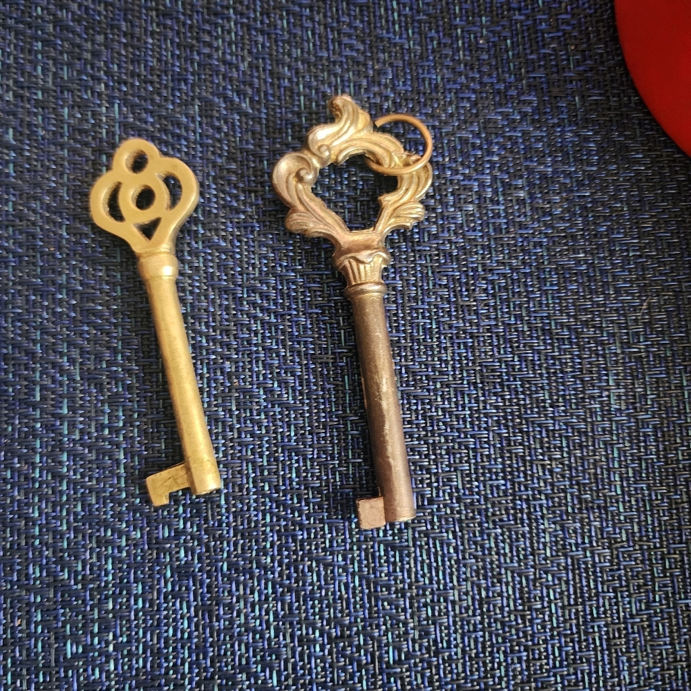 Vintage Pair Of 2 Gold Brass Ornate Skeleton Keys Art Nouveau - Picture 8 of 8